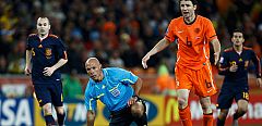 España devuelve los golpes holandeses con fútbol