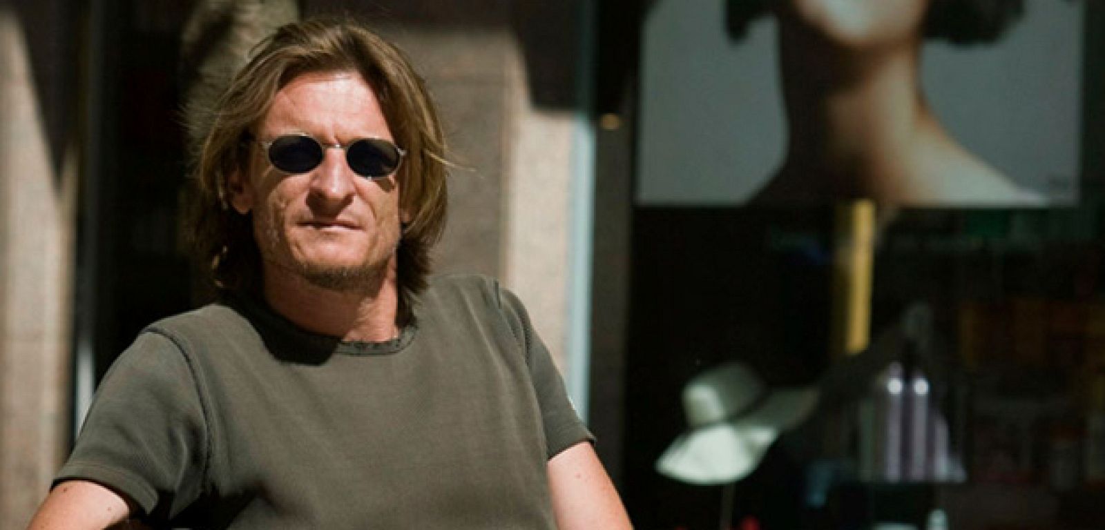 El escritor francés Marcus Malte posa en Gijón donde ha presentado su novela "Garden of love"