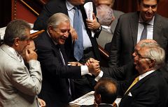 El Senado italiano aprueba el pólemico plan de ajuste económico de 25.000 millones