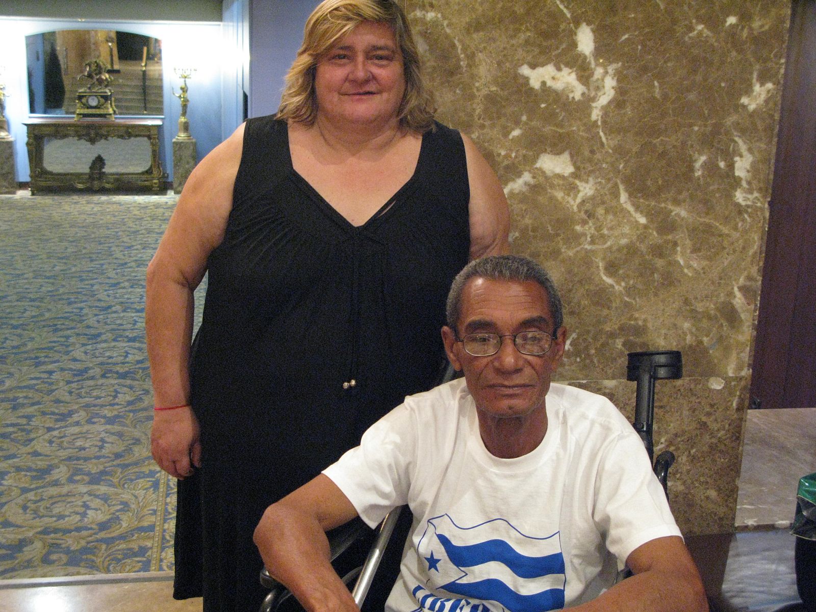 Omar Pernet junto a su amiga y cuidadora