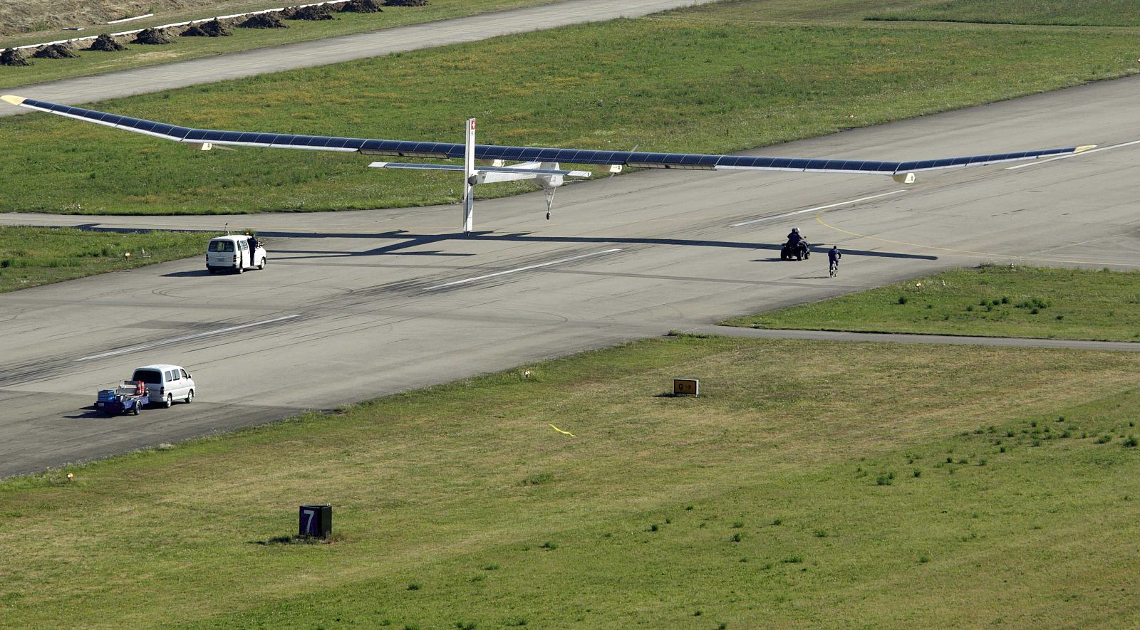 El avión 'Solar Impulse' logra el primer aterrizaje nocturno