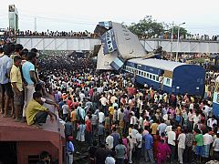Al menos 61 muertos y 165 heridos en un choque de trenes por una negligencia en India