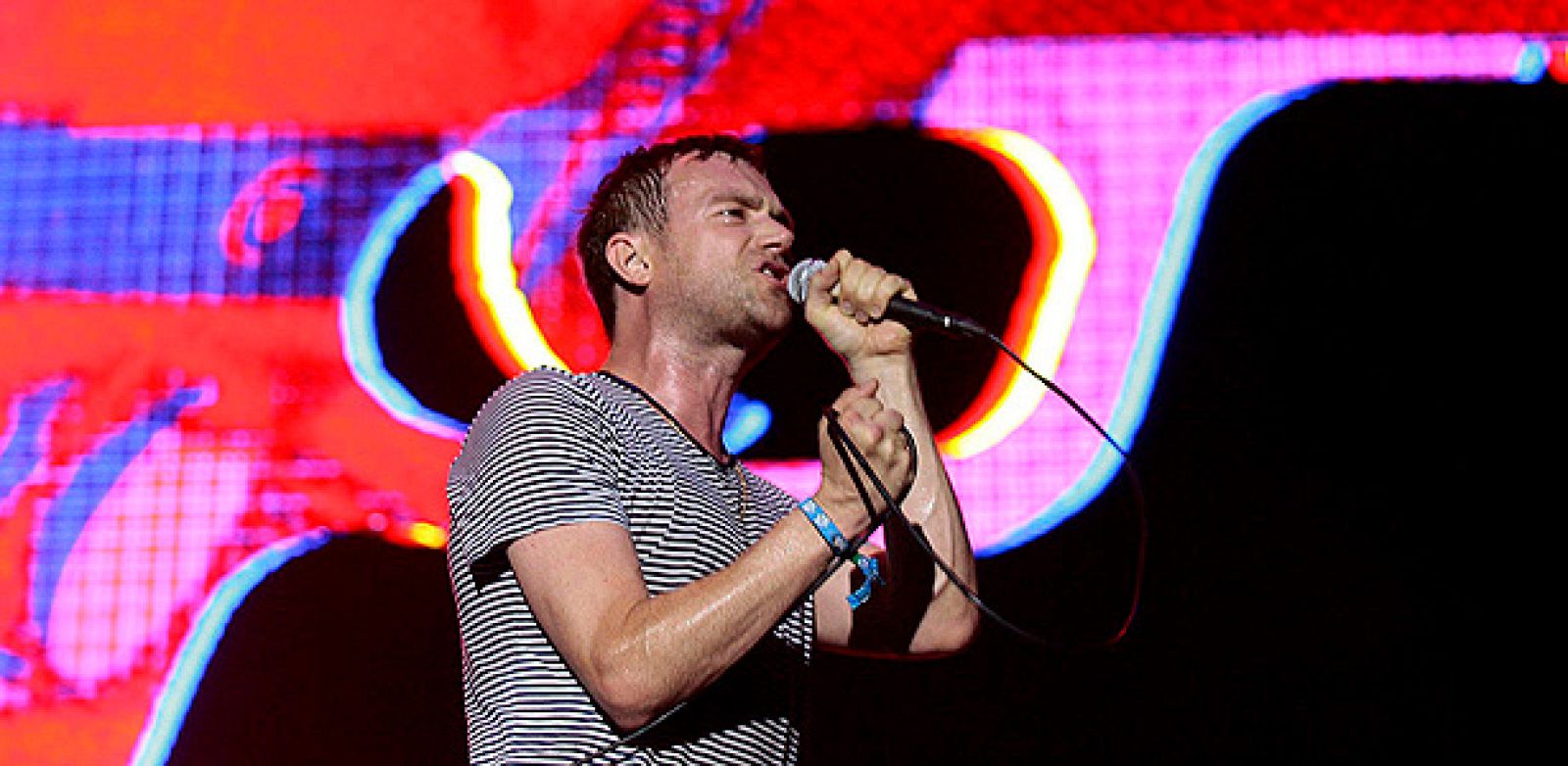 Damon Albarn, cantante del grupo virtual Gorillaz, durante el concierto que ofrecieron anoche en el Festival Internacional de Benicássim, de marcado componente visual y de mayor calidad artística y sonora