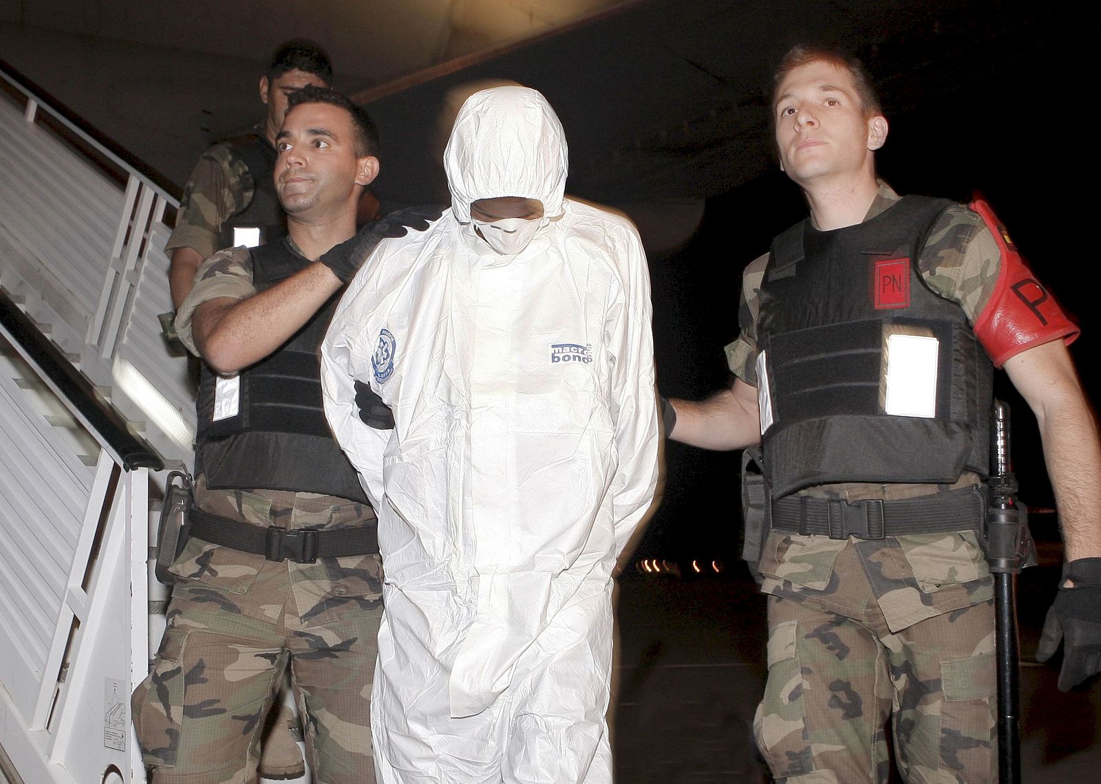 LLEGAN A MADRID LOS DOS PIRATAS DETENIDOS POR EL SECUESTRO DEL "ALAKRANA"