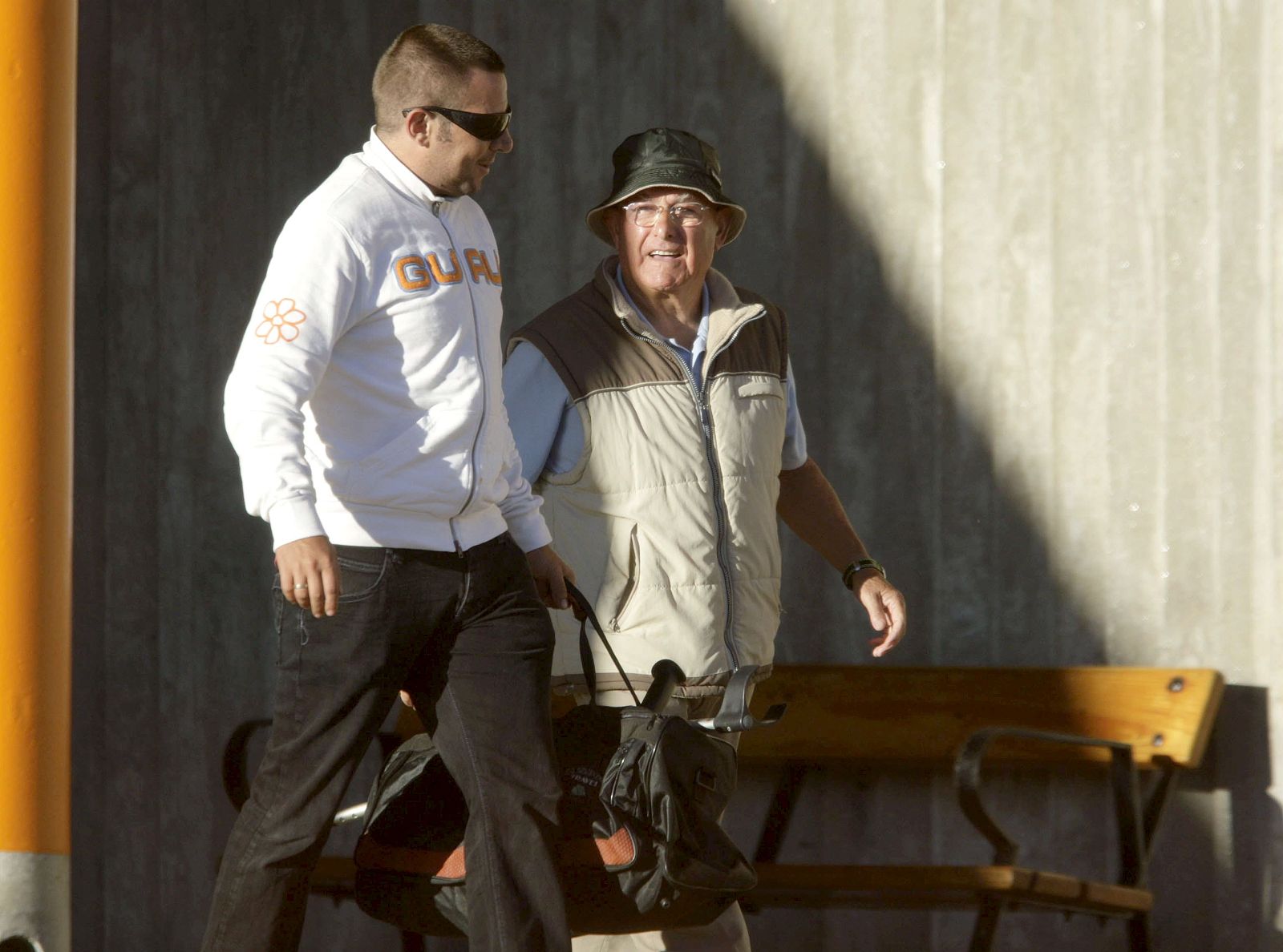 Manuel Charlín Gama, patriarca del clan de los Charlines, abandona la cárcel de A Lama acompañado de un joven.