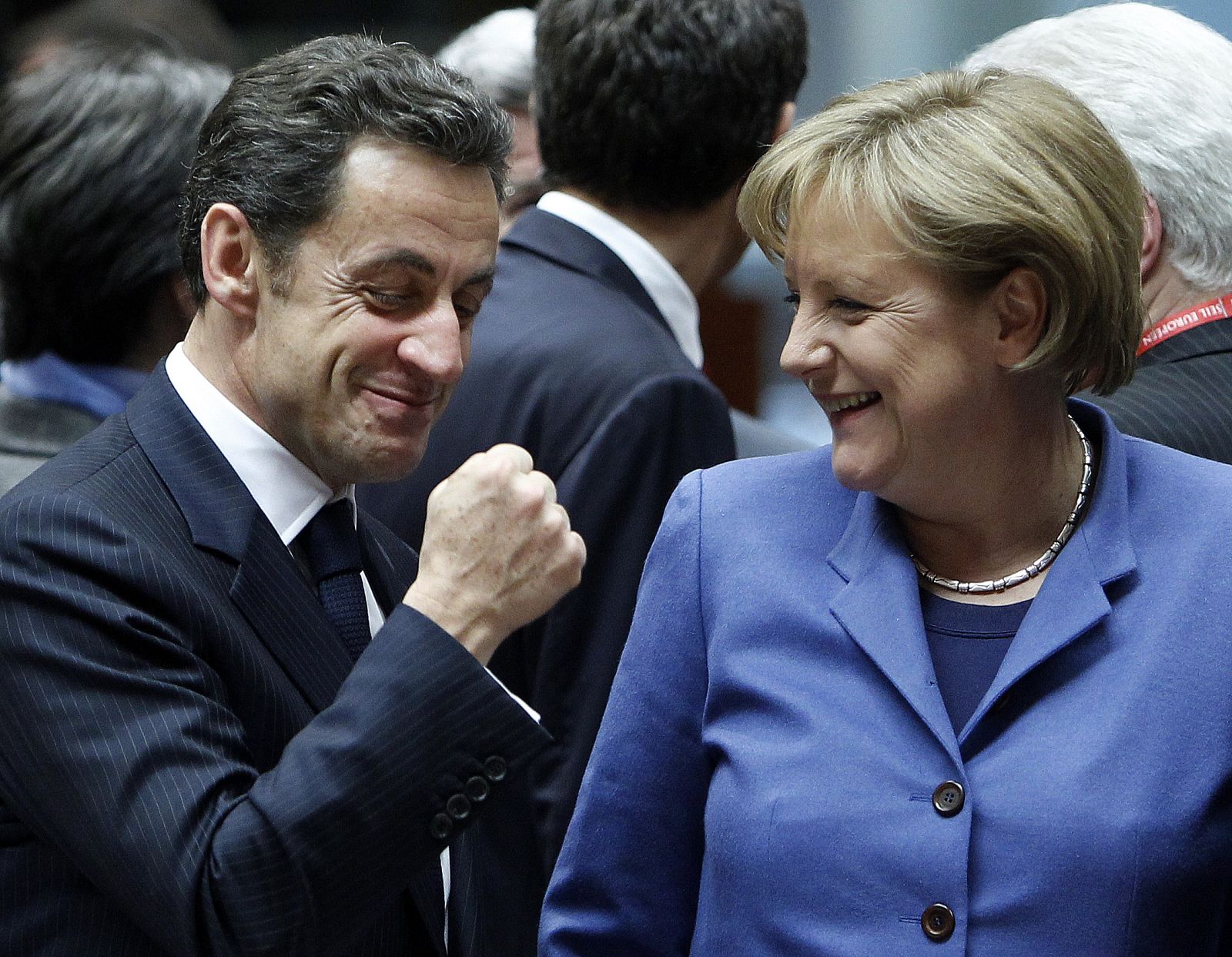 Sarkozy y Merkel charlan de forma distendida