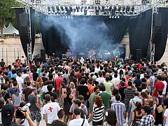 Editors y grandes grupos españoles llenan de incondicionales el Low Cost Festival