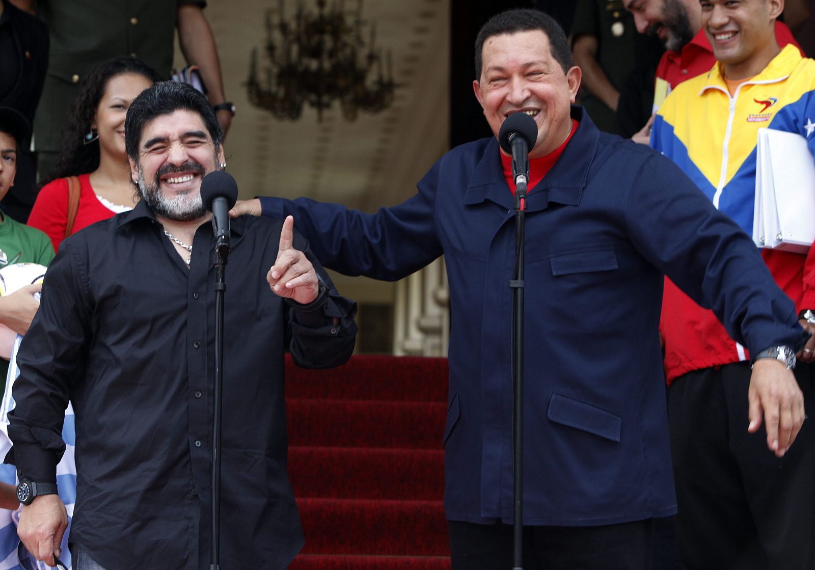 Maradona se abraza con el presidente de Venezuela, Hugo Chávez, en su visita el pasado 22 de julio, quien anunciaba la ruptura de relaciones con Colombia.