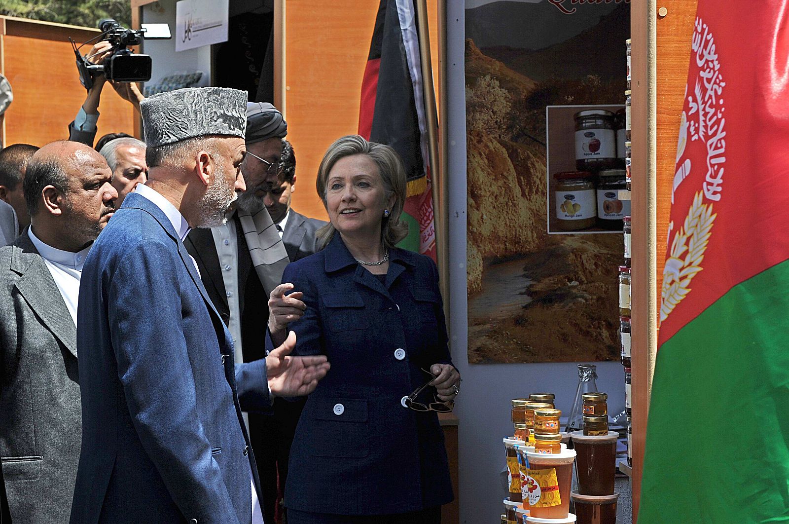 Hamid Karzai, presidente de Afganistán, conversa con Hillary Clinton, secretaria de Estado de EE.UU. en Kabul