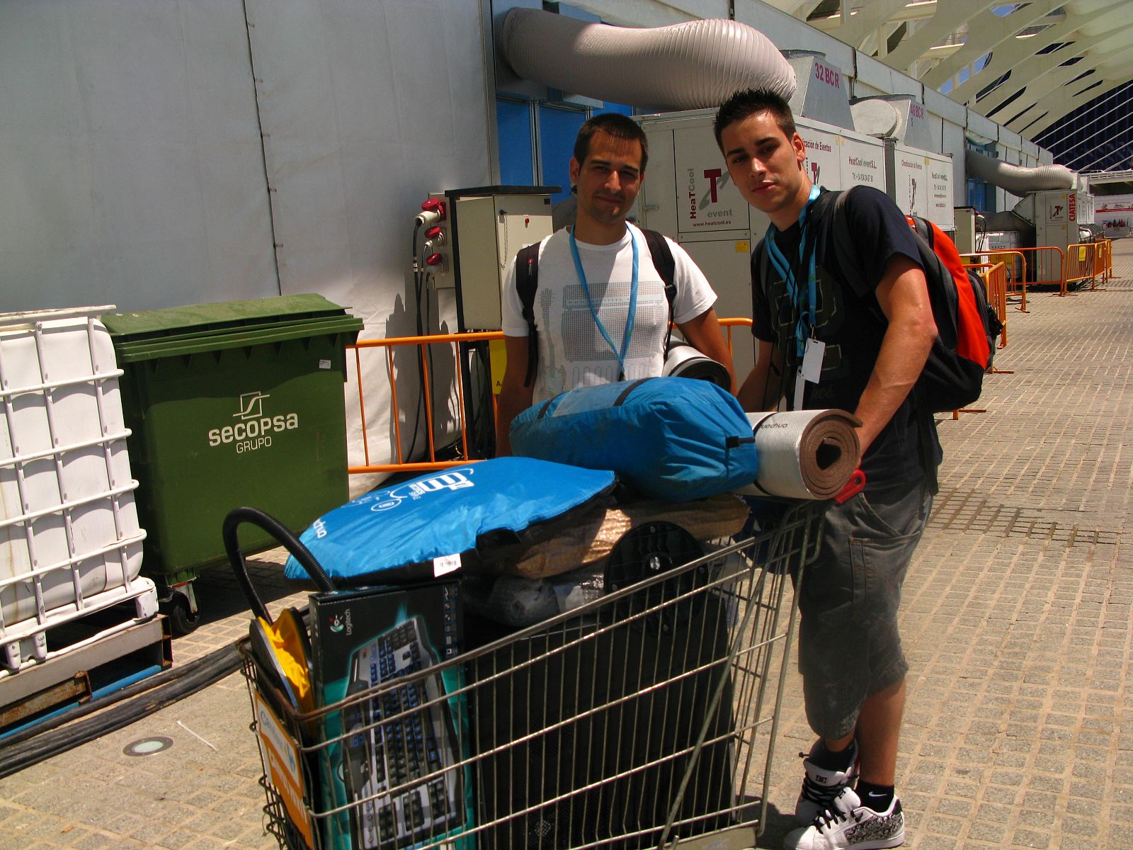 Dos chicos llegan con un carro de la compra