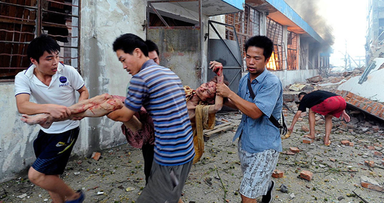 Trasladan a un herido en la explosión de China