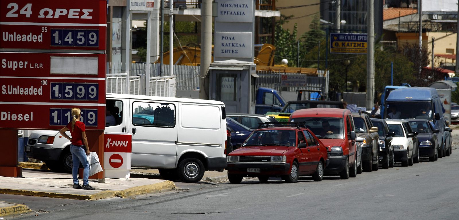 Colas de coches repostando en una gasolinera de Atenas (Grecia)