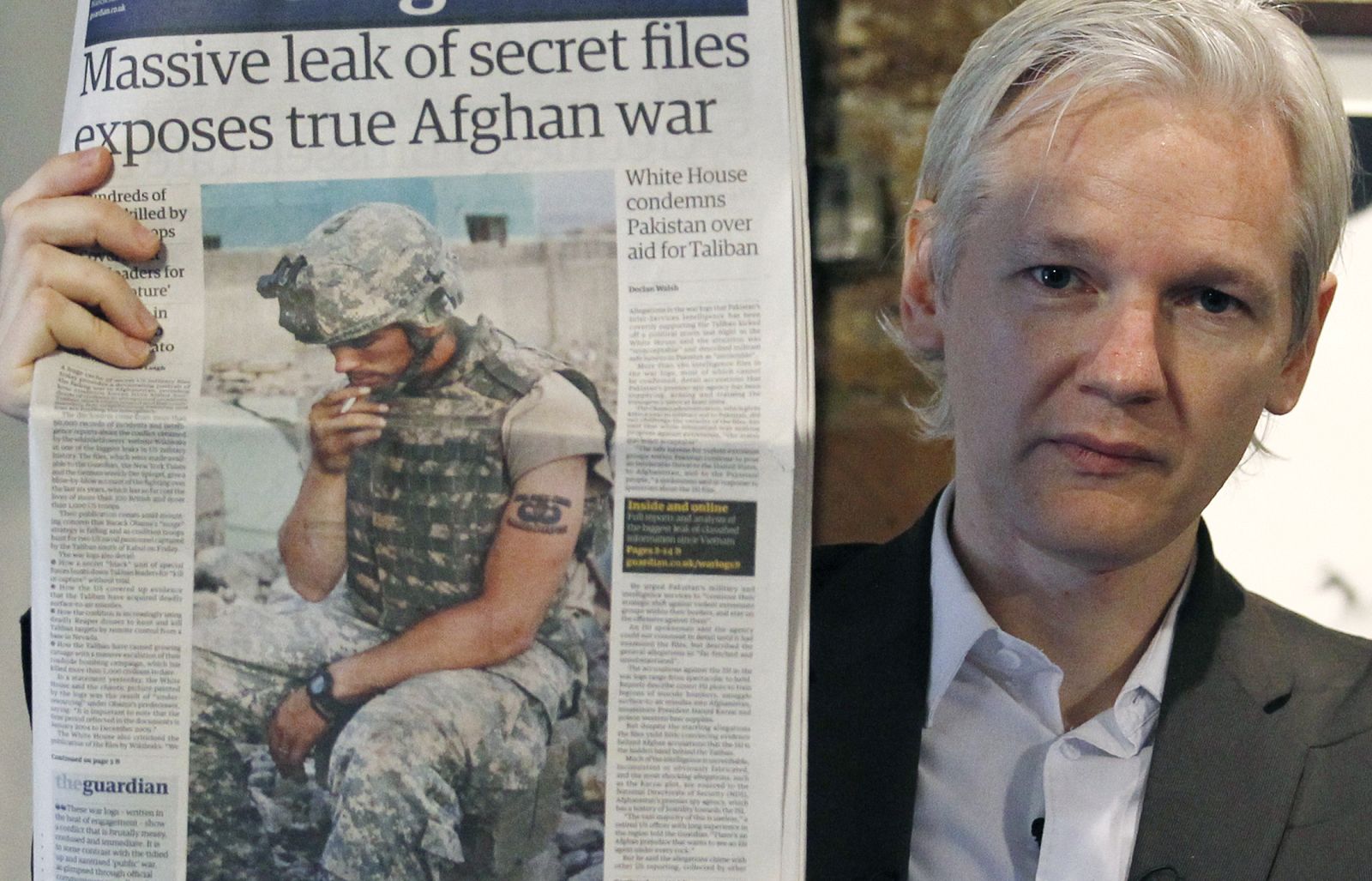 El fundador de Wikileaks con la portada de un diario que se hace eco de las filtraciones sobre Afganistán.