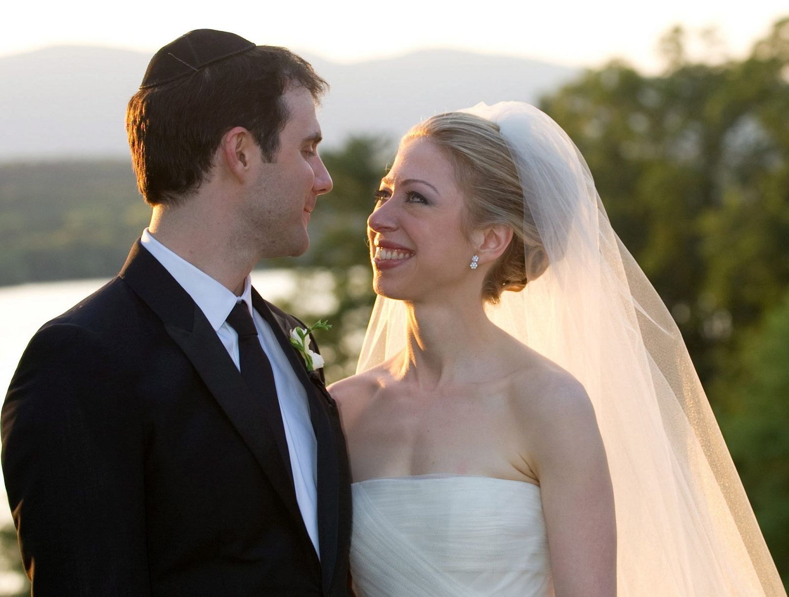 Chelsea Clinton y Marc Mezvinsky se dan el 'sí quiero'.