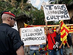 Cruce de insultos entre partidarios y detractores a las puertas de la Monumental de Barcelona