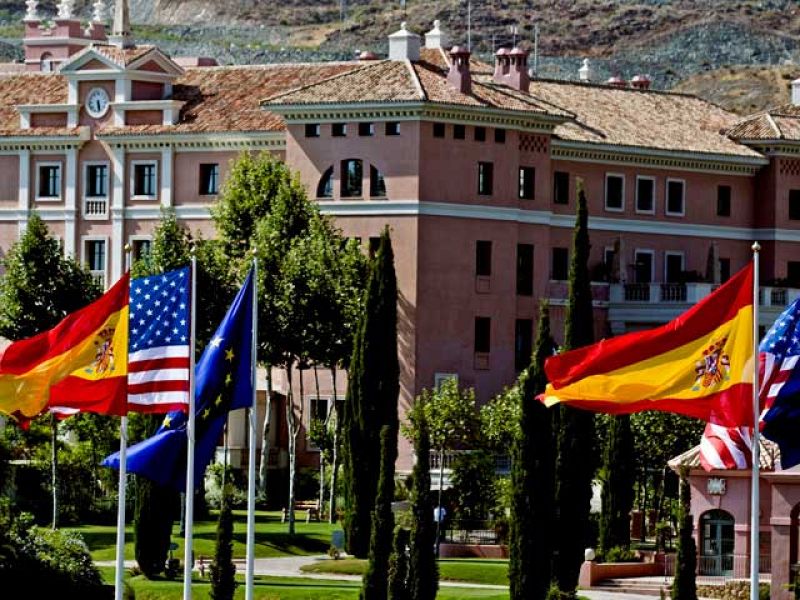 Retiran en Marbella una valla de bienvenida a la familia Obama a un día de su llegada