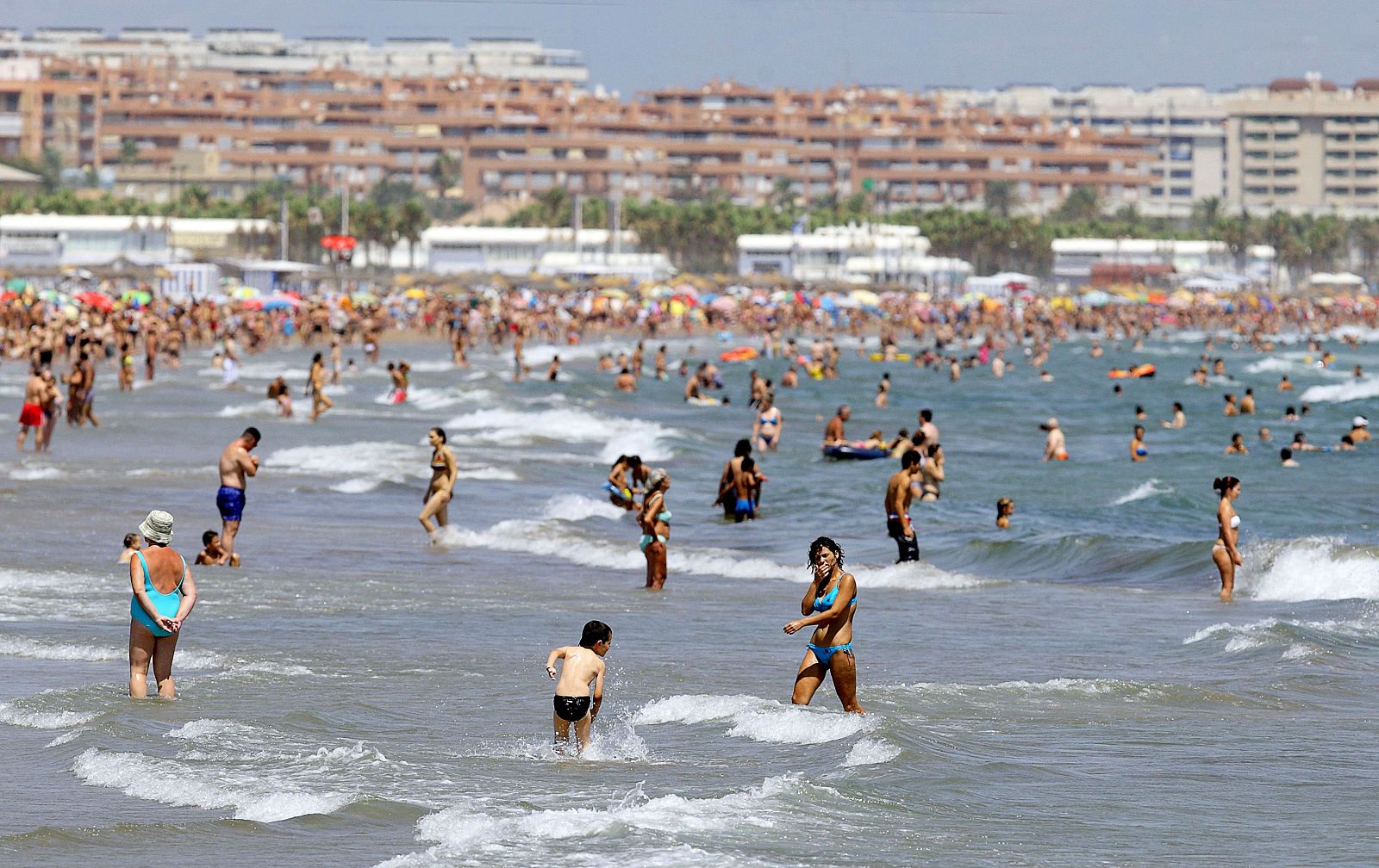 Miles de personas disfrutando del sol en la playa de La Malvarrosa de Valencia