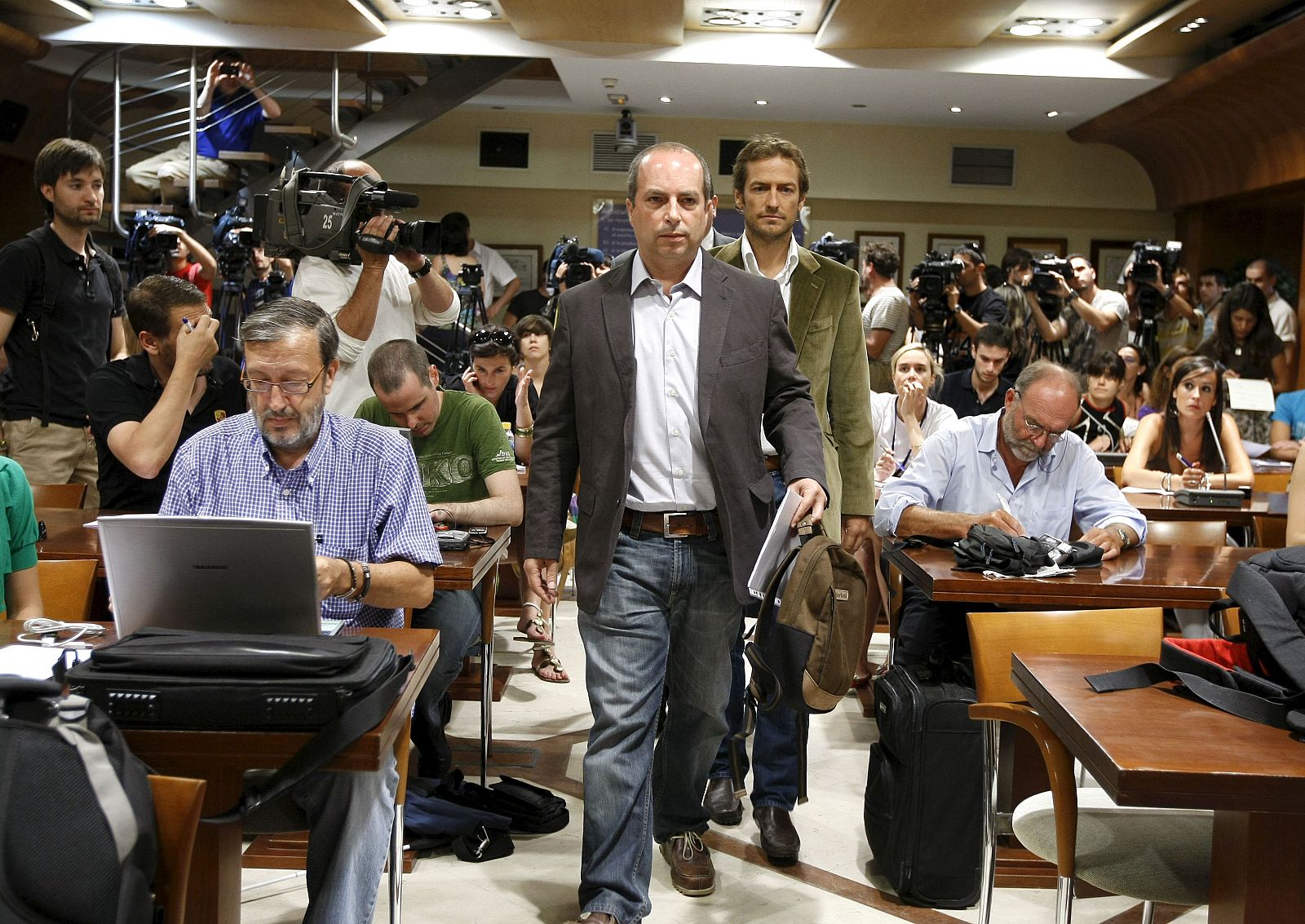 El portavoz y el secretario de Comunicación de la Unión Sindical de Controladores Aéreos (USCA), Daniel Zamit (delante) y César Cabo