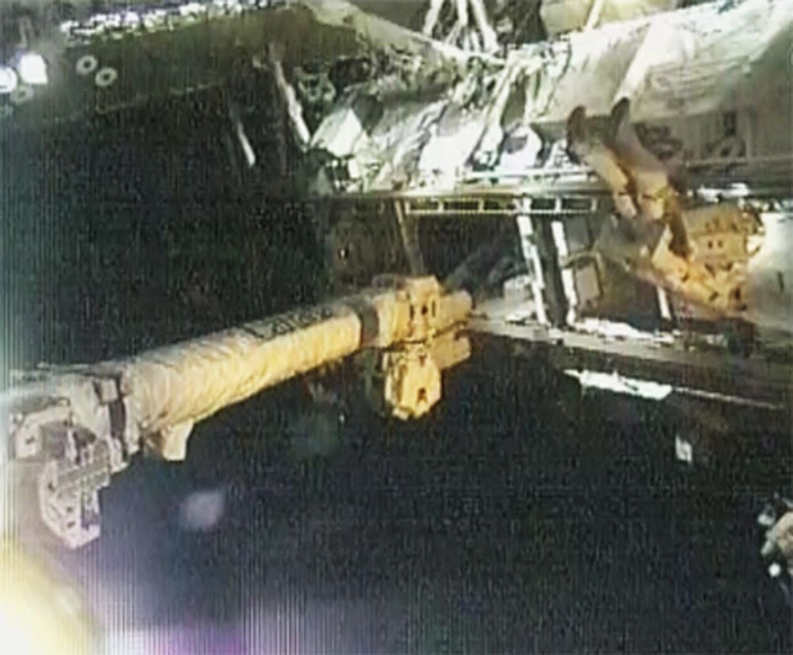 ASTRONAUTAS PREPARADOS PARA SALIR A REPARAR SISTEMA DE REFRIGERACIÓN DE EEI