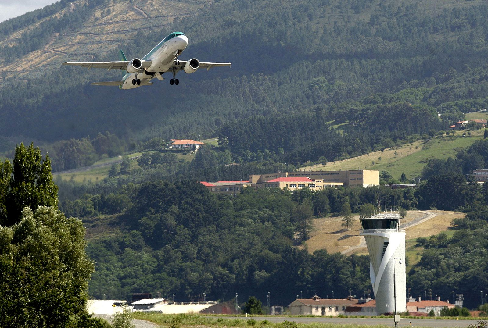 Fomento espera a la posición que tomen los controladores este jueves