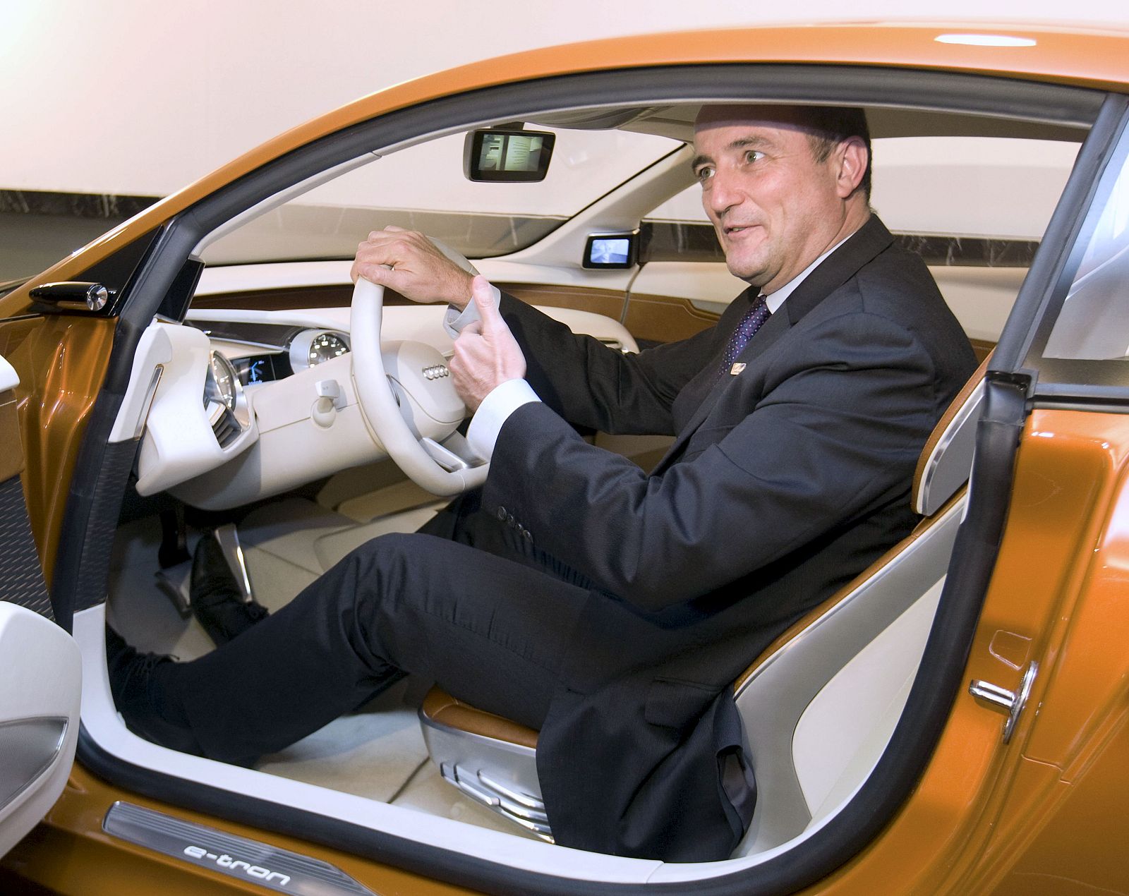 Sebastián al volante de un coche eléctrico en la reunión informal de Ministros de Competitividad