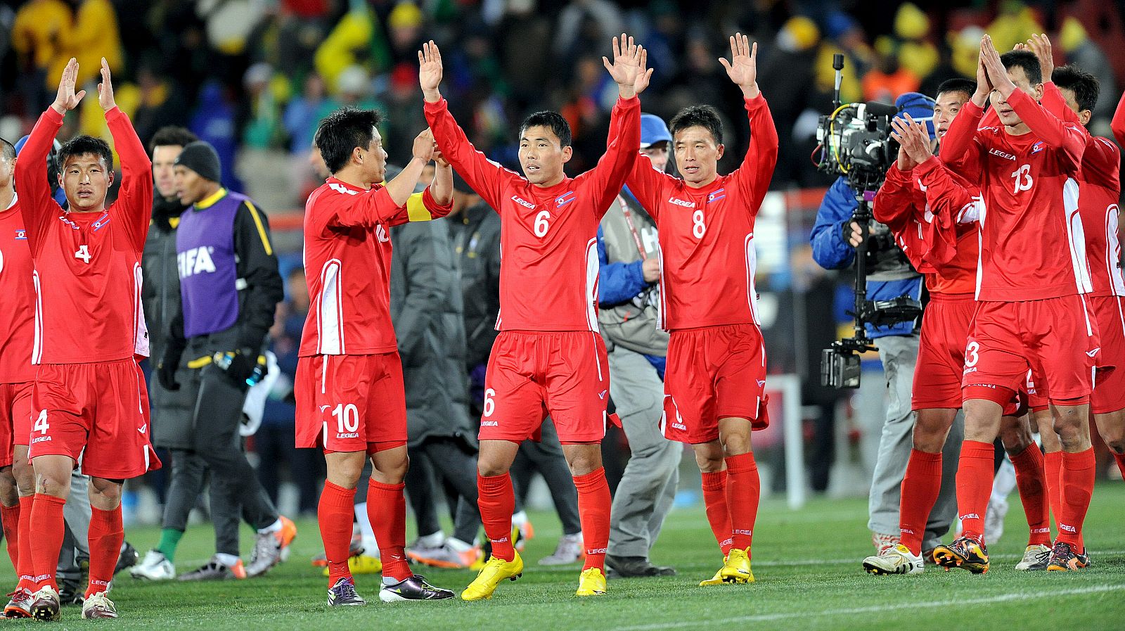 Los jugadores de Corea del Norte saludan al público tras el partido.