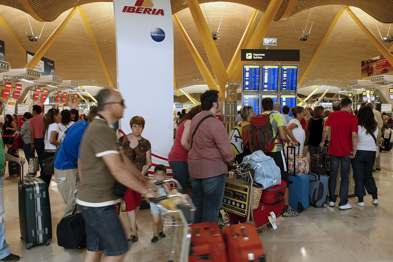 Imagen de la gran afluencia de pasajeros en el aeropuerto de Barajas