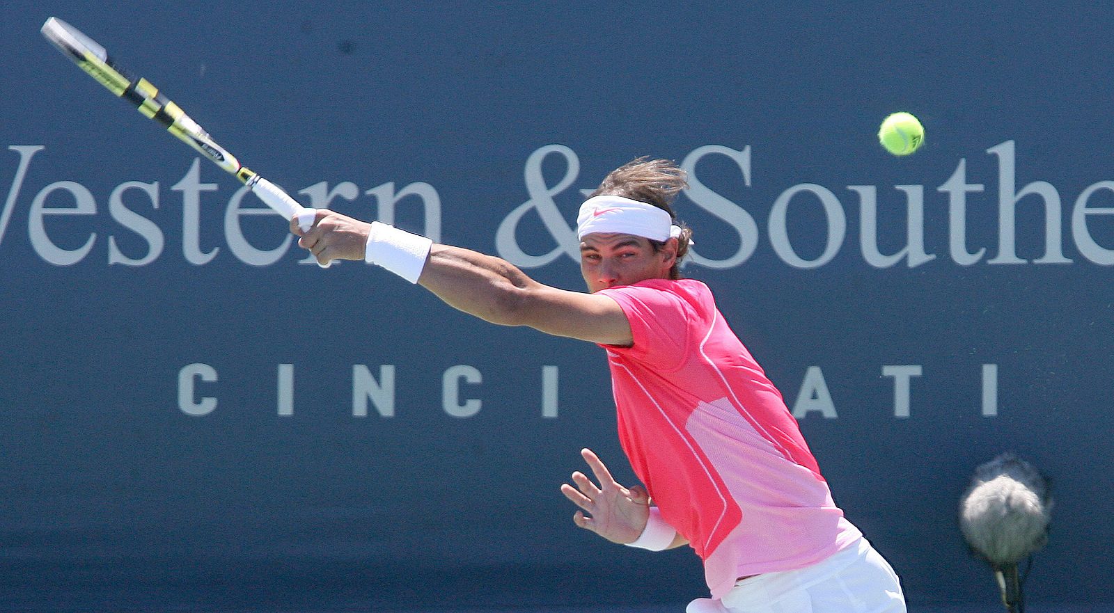 El tenista español Rafael Nadal devuelve una bola al estadounidense Taylor Dent.