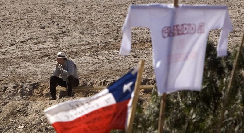 Continúan atrapados, bajo tierra, 33 mineros en Chile después de dos semanas