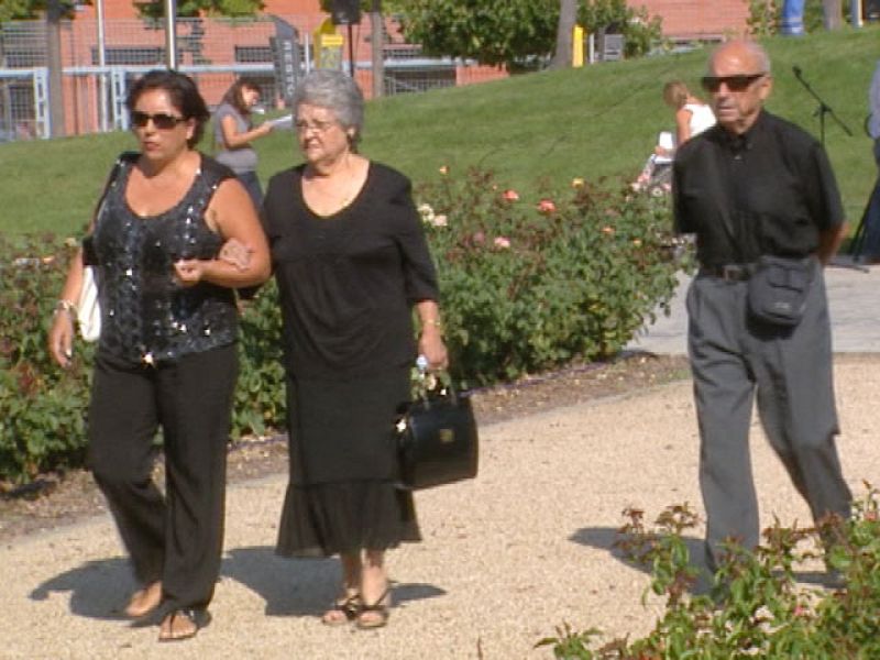 Flores para recordar a las víctimas del accidente de Spanair en el segundo aniversario