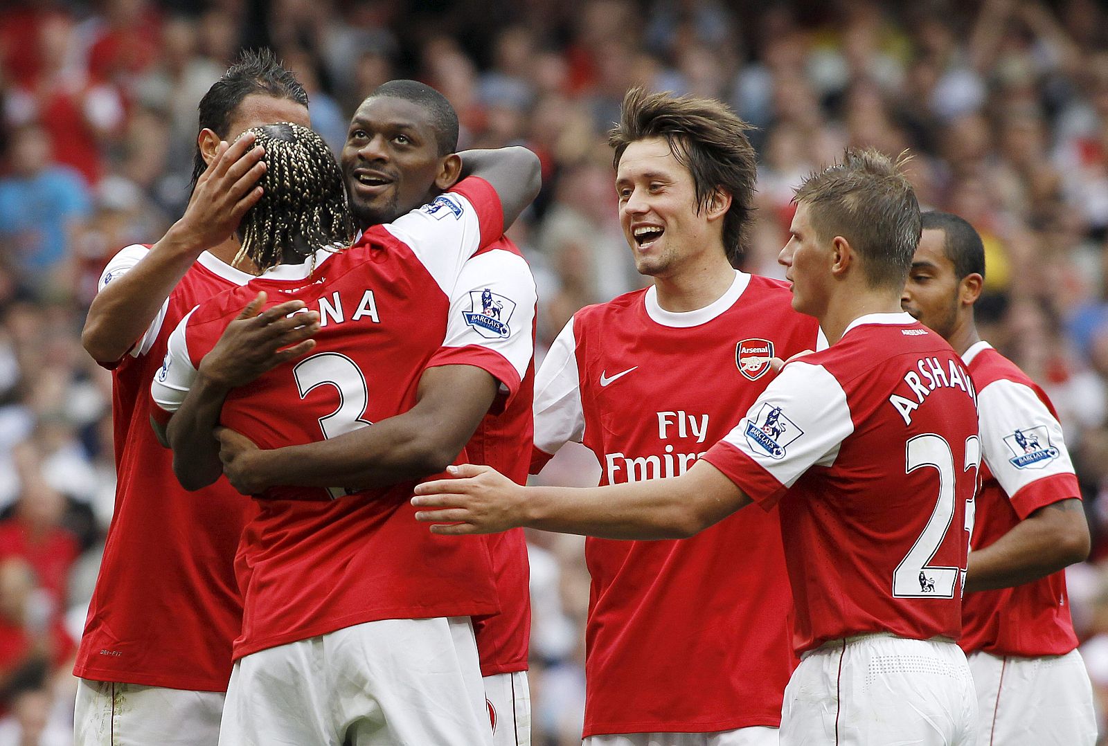 Diaby celebra un gol con sus compañeros de equipo.