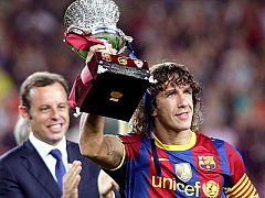 El Barça empieza como acabó, levantando títulos