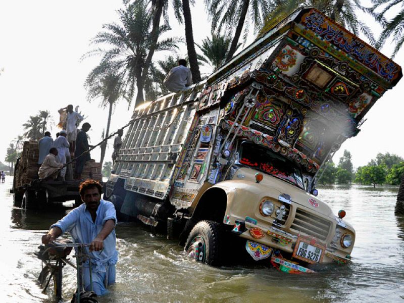 El avance del agua obliga a desalojar a más de 200.000 personas de los refugios en Pakistán