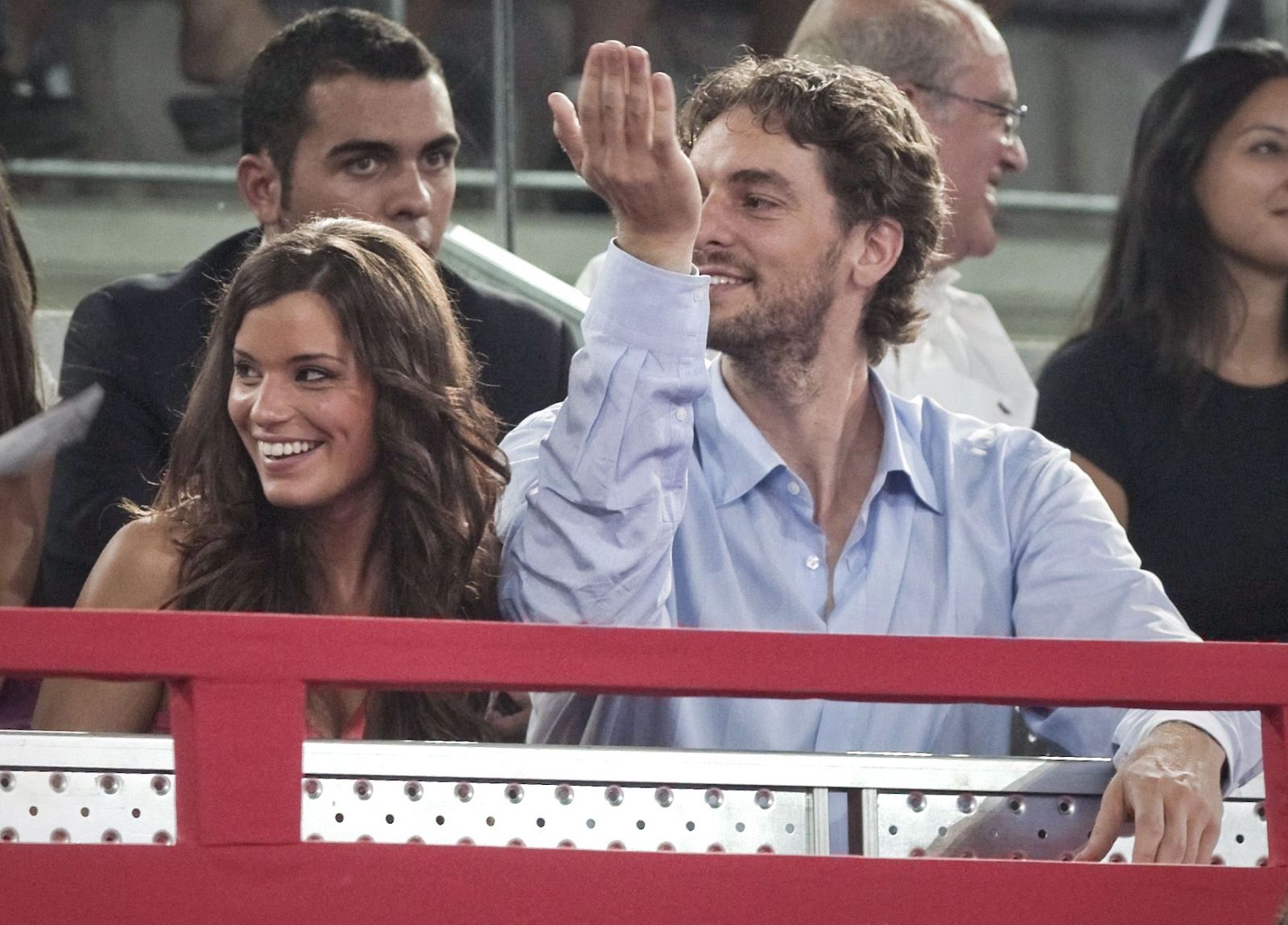 Pau Gasol acompañado por su novia Silvia López en la Caja Mágica.