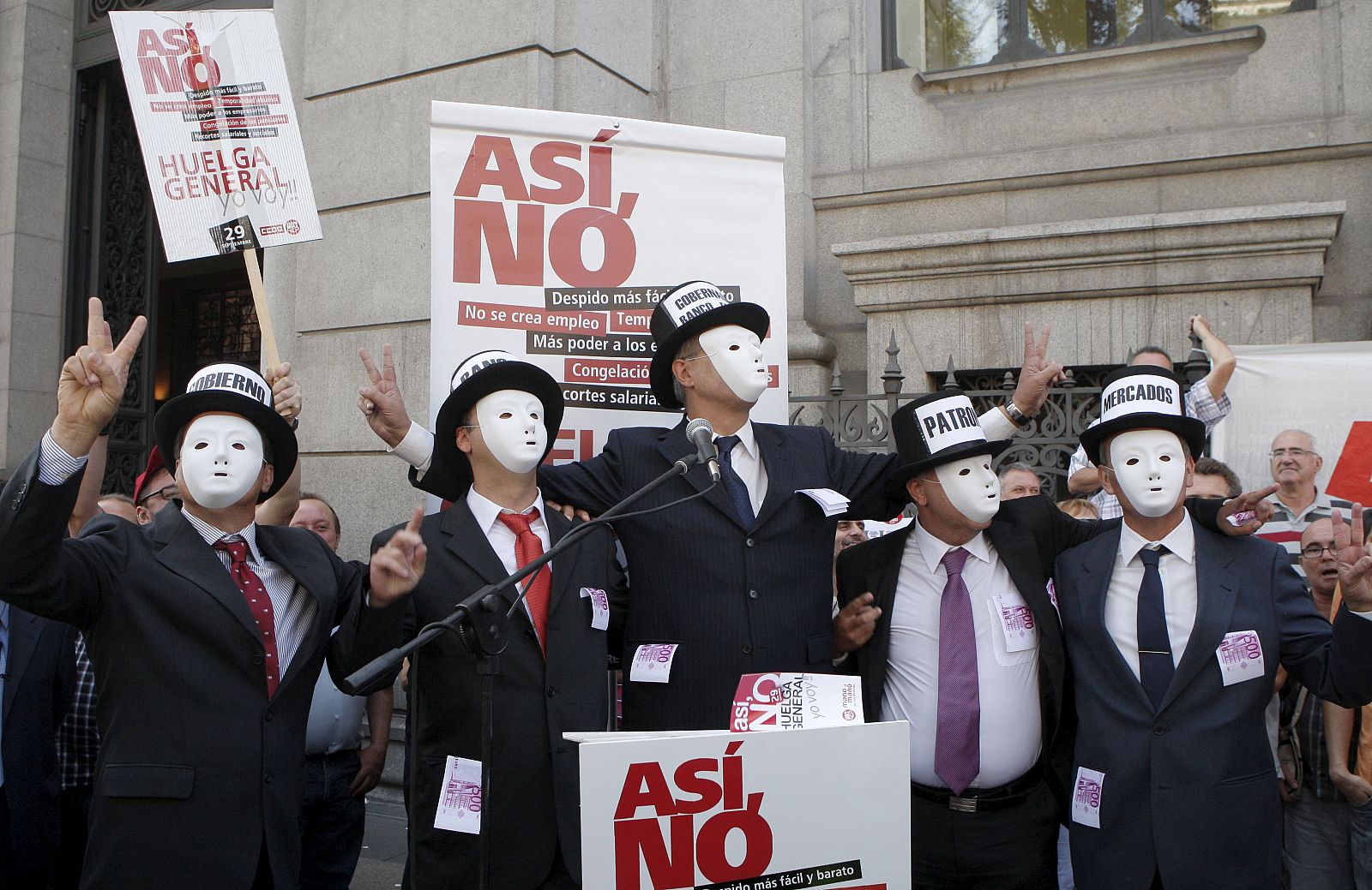Los sindicatos se manifiestan frente al Banco de España contra las reformas del Gobierno