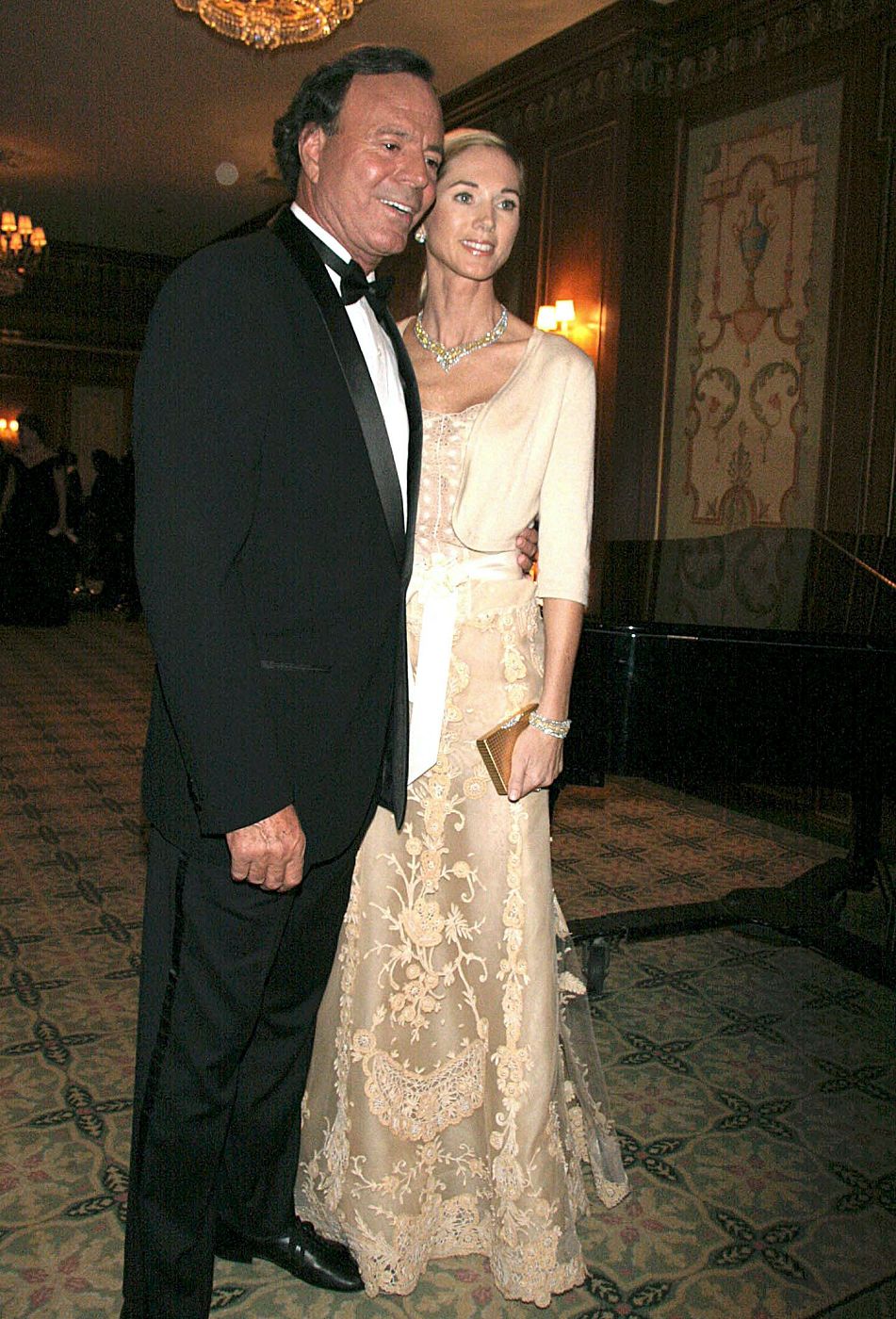 JULIO IGLESIAS Y MIRANDA RIJNSBURGER SE CASAN EN MARBELLA TRAS 20 AÑOS JUNTOS