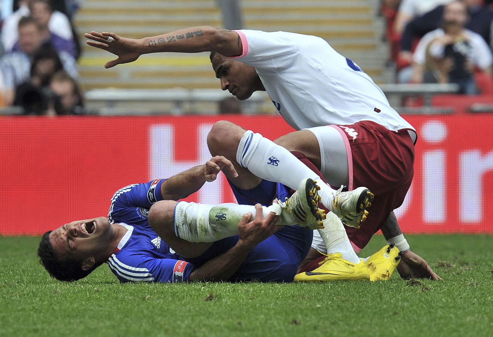 El jugador del Chelsea Ballack tras haber sufrido la entrada de Boateng.