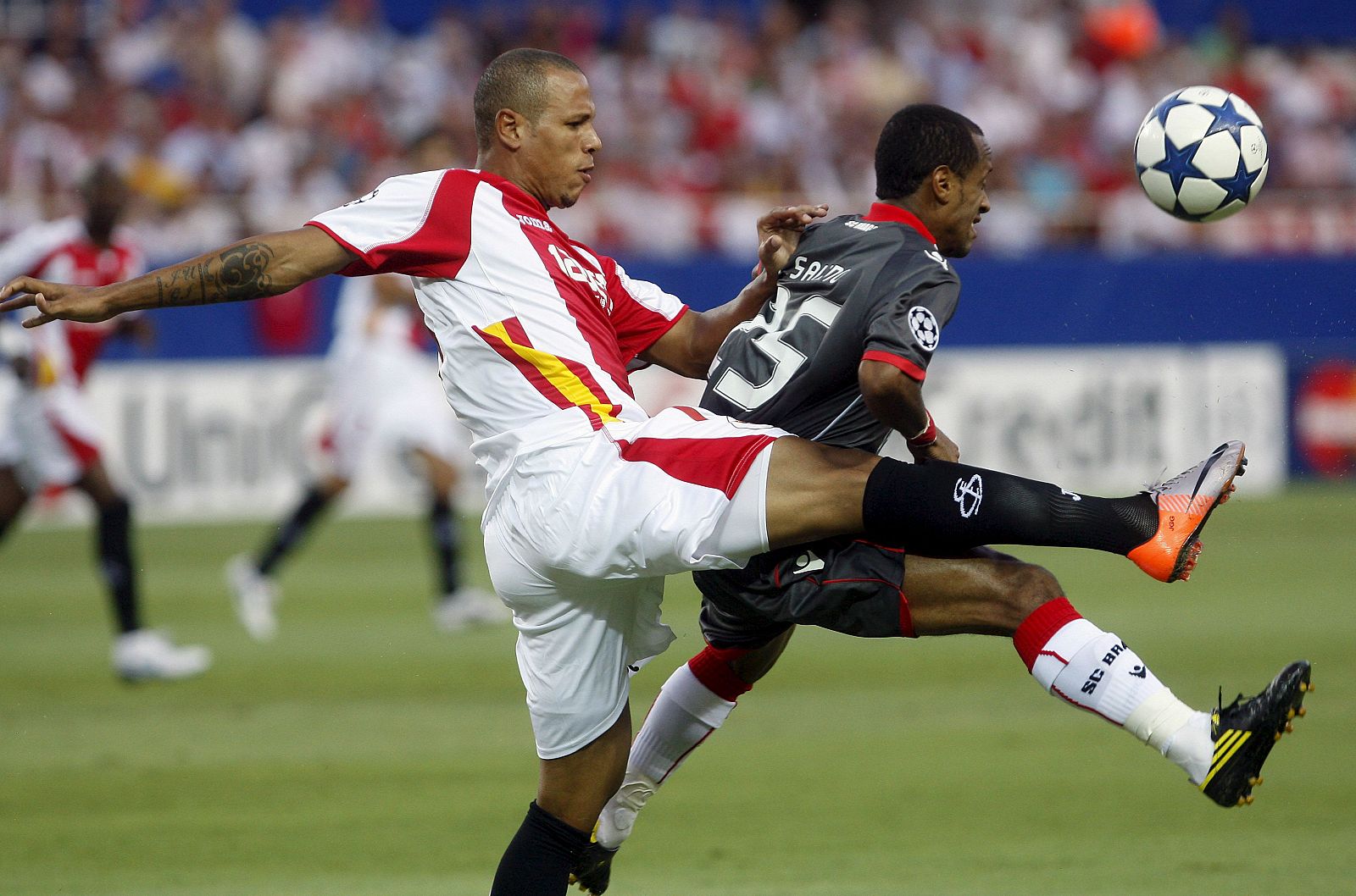 Luis Fabiano seguirá siendo el delantero del Sevilla hasta el 2013 tras renovar con el conjunto hispalense