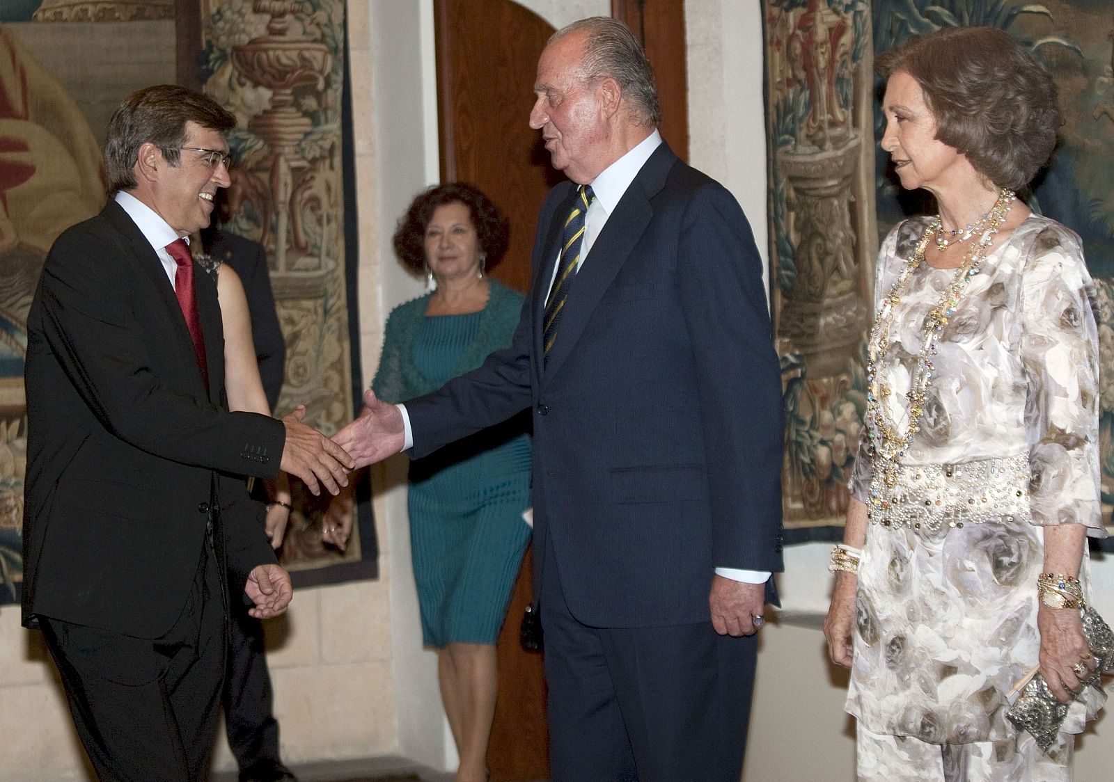 Los Reyes saludan al presidente del Govern, Francesc Antich (i), a su llegada al Palacio Real de La Almudaina para asistir a la cena.