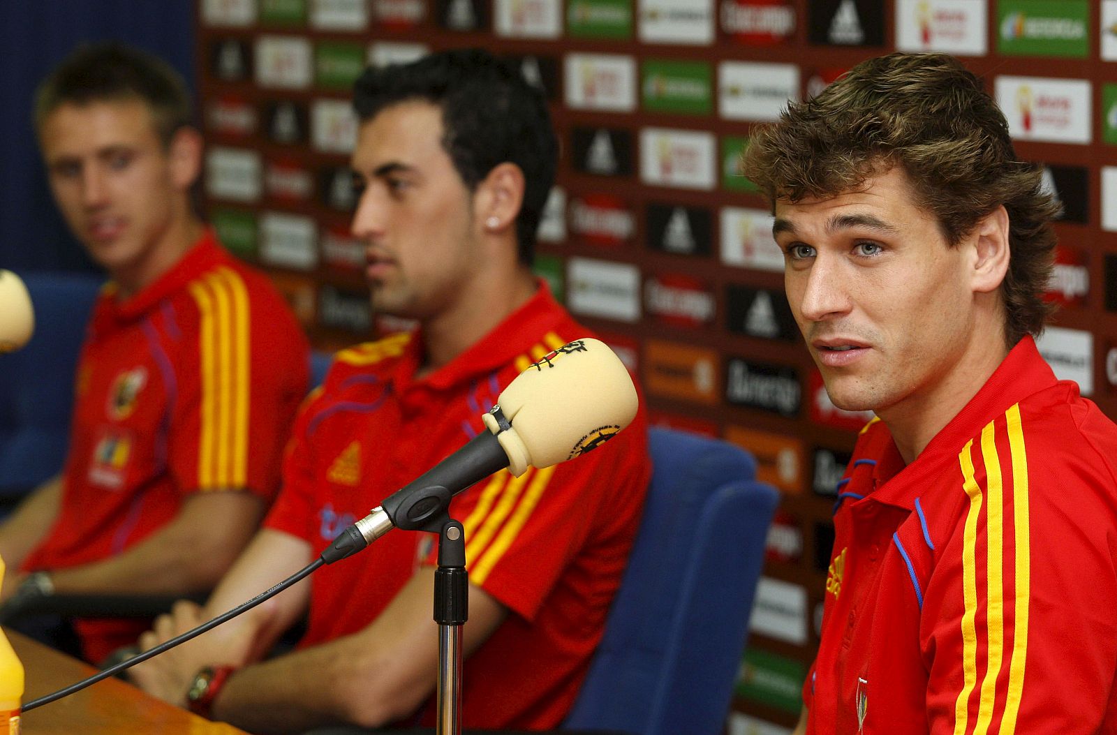 Los jugadores de la selección española, Fernando Llorente, Sergio Busquets y Nacho Monreal, en rueda de prensa