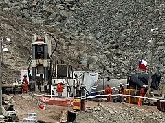 Los mineros chilenos reciben su primera comida caliente, sin alcohol ni frijoles