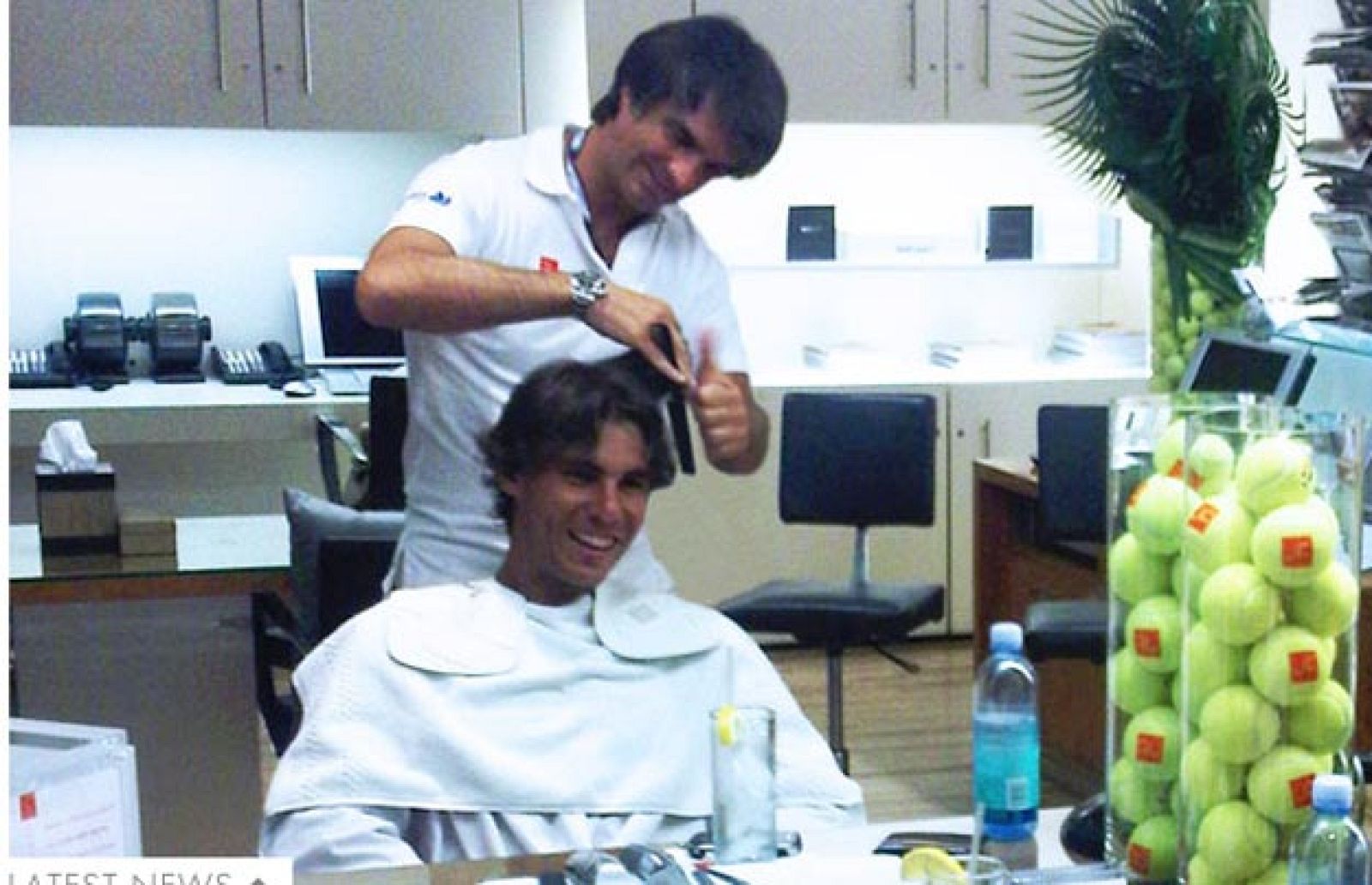 Rafa Nadal cortándose el pelo antes de su debut en el US Open, el pasado lunes en Nueva York