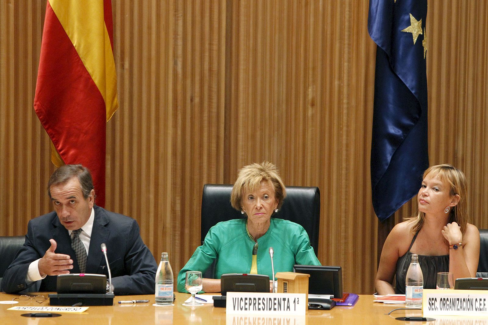 La vicepresidenta primera del Gobierno, María Teresa Fernández de la Vega (c), junto al portavoz del grupo socialista, José Antonio Alonso, y la secretaria de Organización del PSOE, Leire Pajín