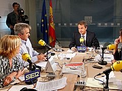 Zapatero dice que no ha traicionado sus principios con la reforma laboral y que no habrá más recortes