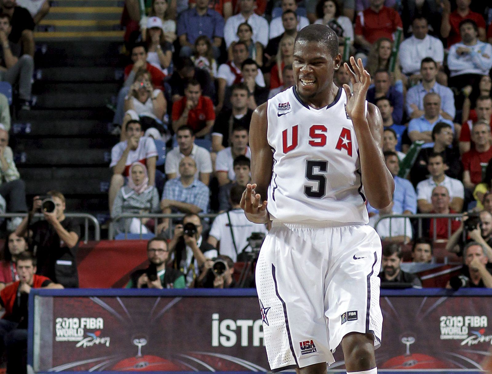 El jugador estadounidense Kevin Durant ha sido clave, con sus 38 puntos, para ganar en la semifinal del Mundial de Turquía a la selección de Lituania.