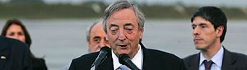 El ex presidente argentino Nestor Kirchner ingresa en una clínica por problemas cardíacos