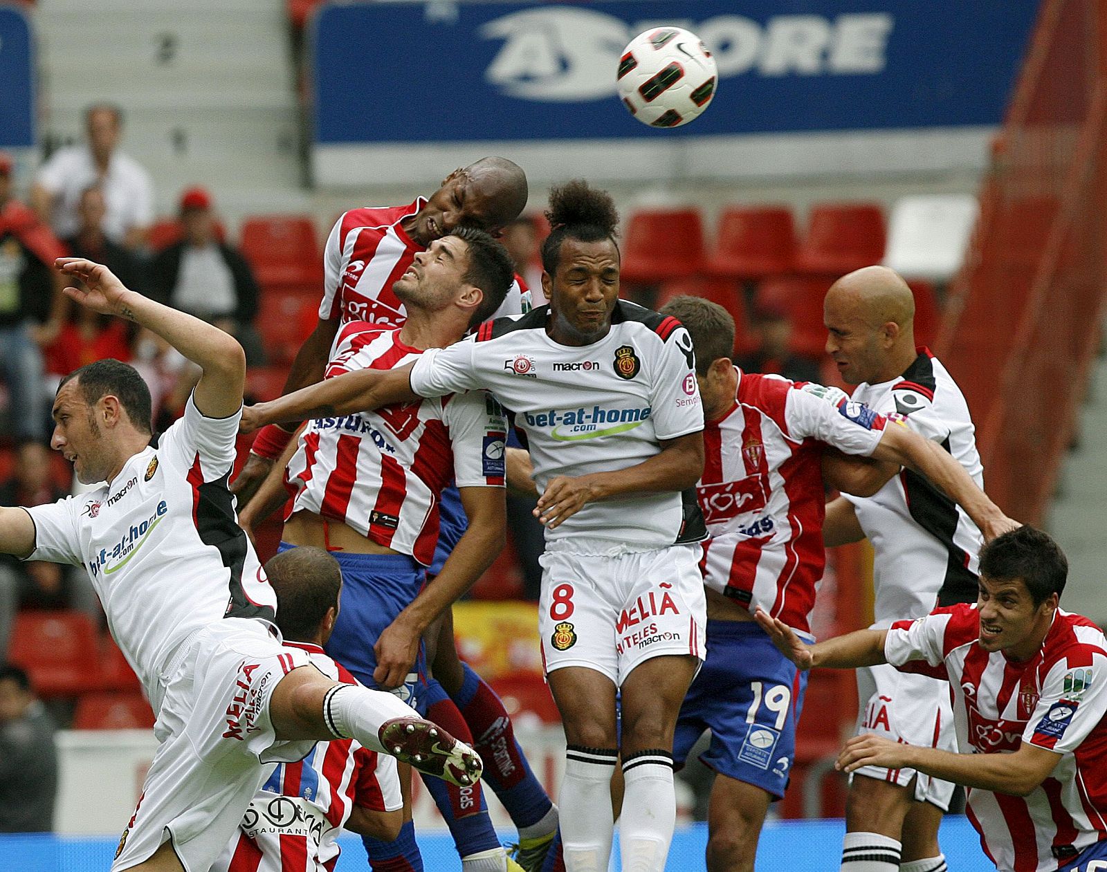 El Sporting de Gijón ha conseguido la victoria ante el Mallorca en la segunda jornada de Liga 2010-2011 disputado en un remozado 'El Molinón'.