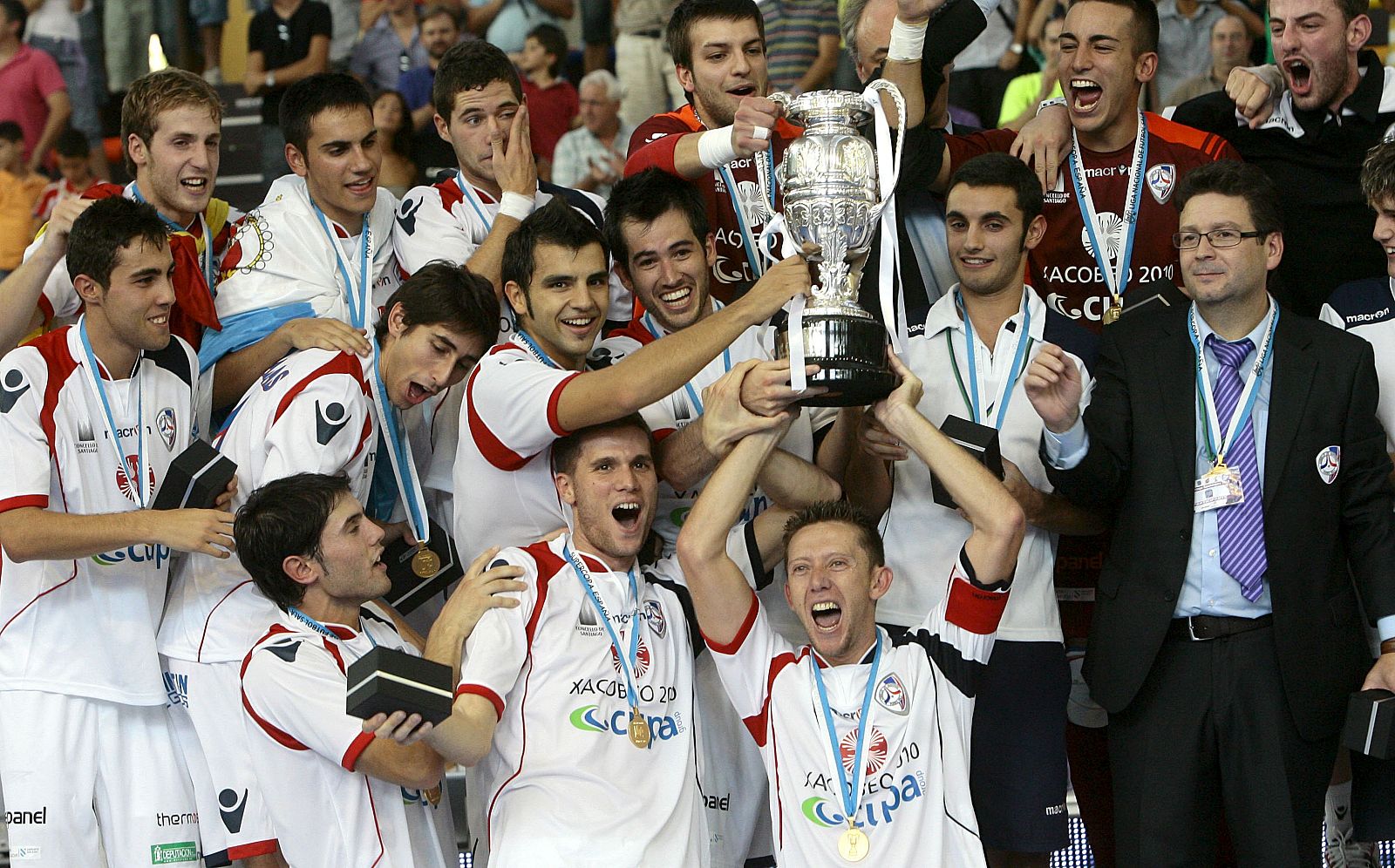 Los jugadores del Lobelle levantan el trofeo que les acredita como ganadores de la Supercopa de España de Fútbol Sala tras vencer en la final del torneo al Inter Movistar por 3-2.