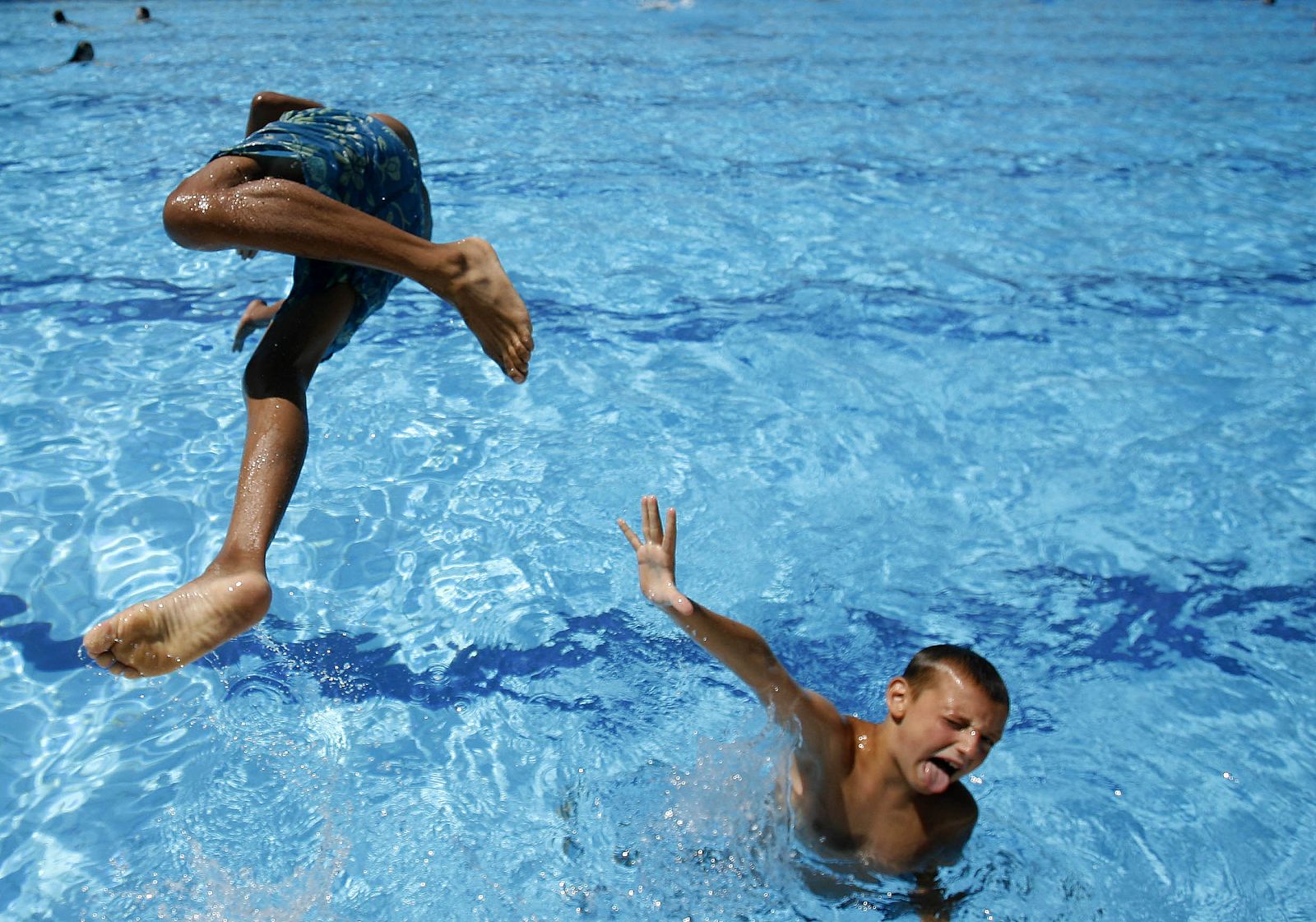 Las zambullidas son uno de los riesgos a la hora de usar las piscinas