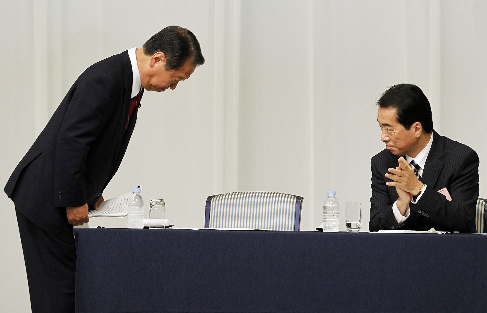 El diputado Ichiro Ozawa hace una reverencia al primer ministro nipón Naoto Kan
